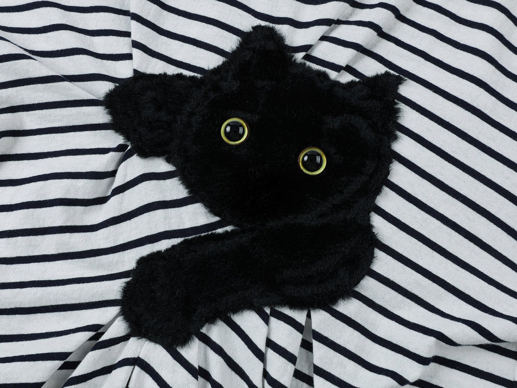 遊び心のある猫がベッドシーツを引っ掻くストライプTシャツ