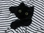 遊び心のある猫がベッドシーツを引っ掻くストライプTシャツ