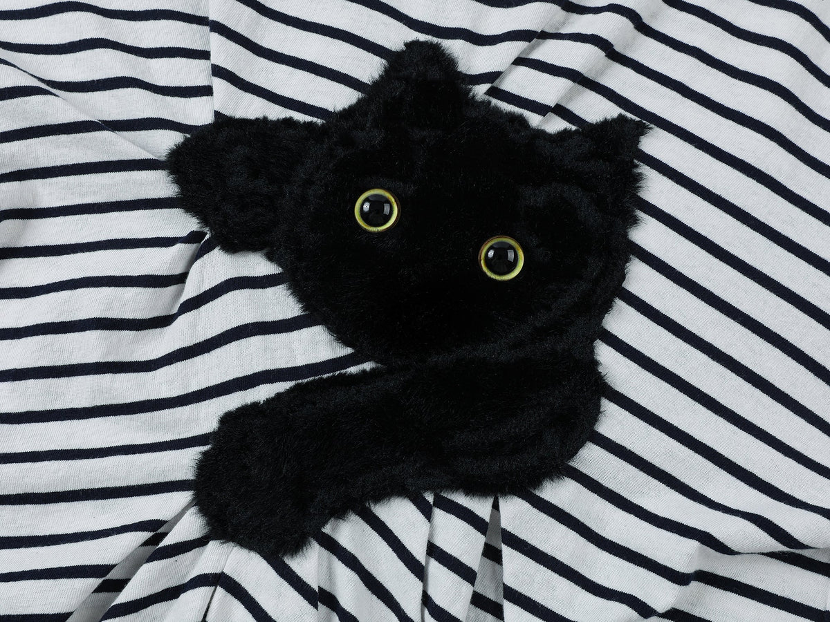 遊び心のある猫がベッドシーツを引っ掻くストライプTシャツ
