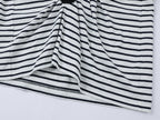 遊び心のある猫がベッドシーツを引っ掻くストライプTシャツ