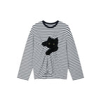 遊び心のある猫がベッドシーツを引っ掻くストライプTシャツ