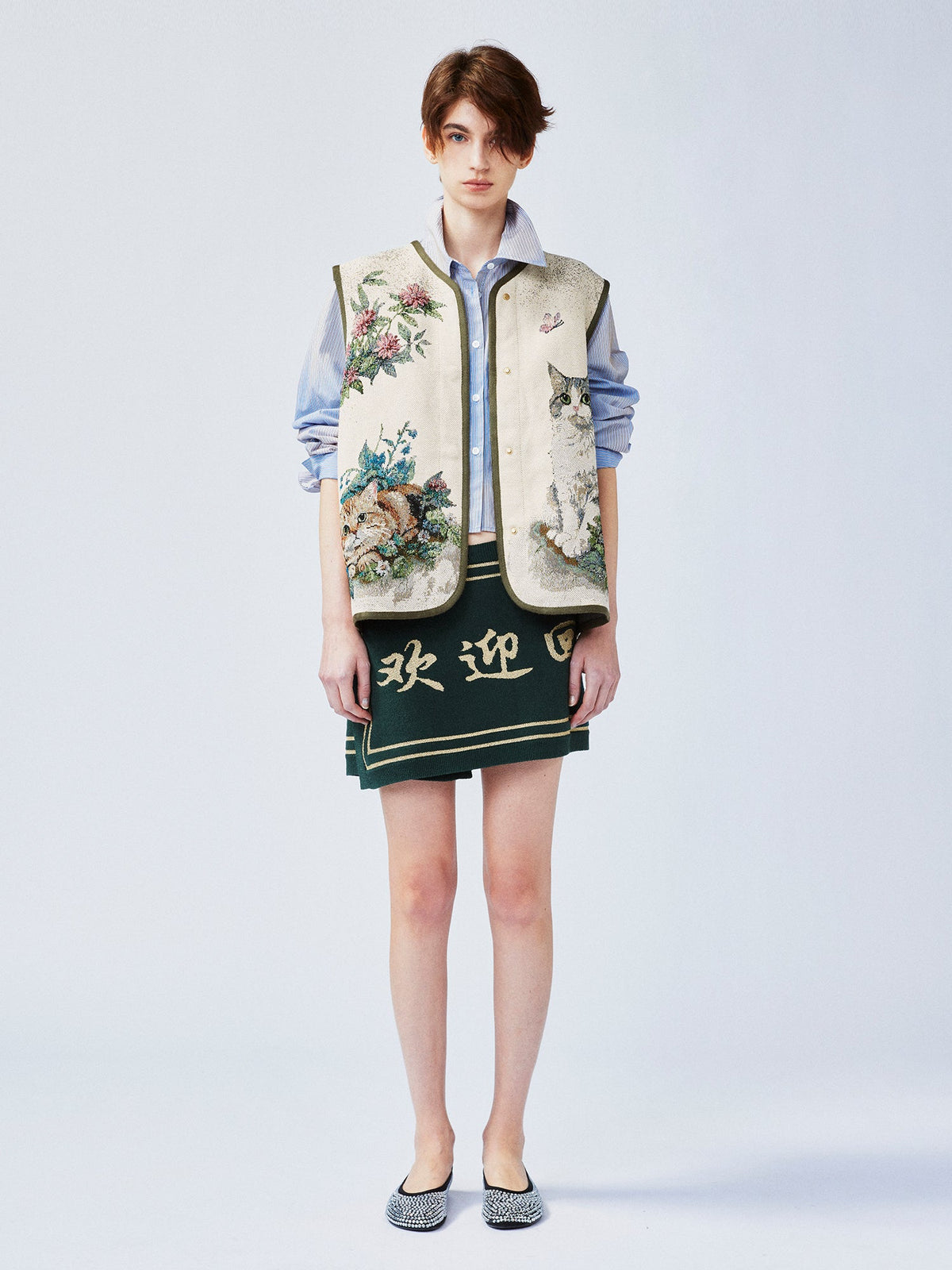Charming and soothing garden cat pattern jacquard vest