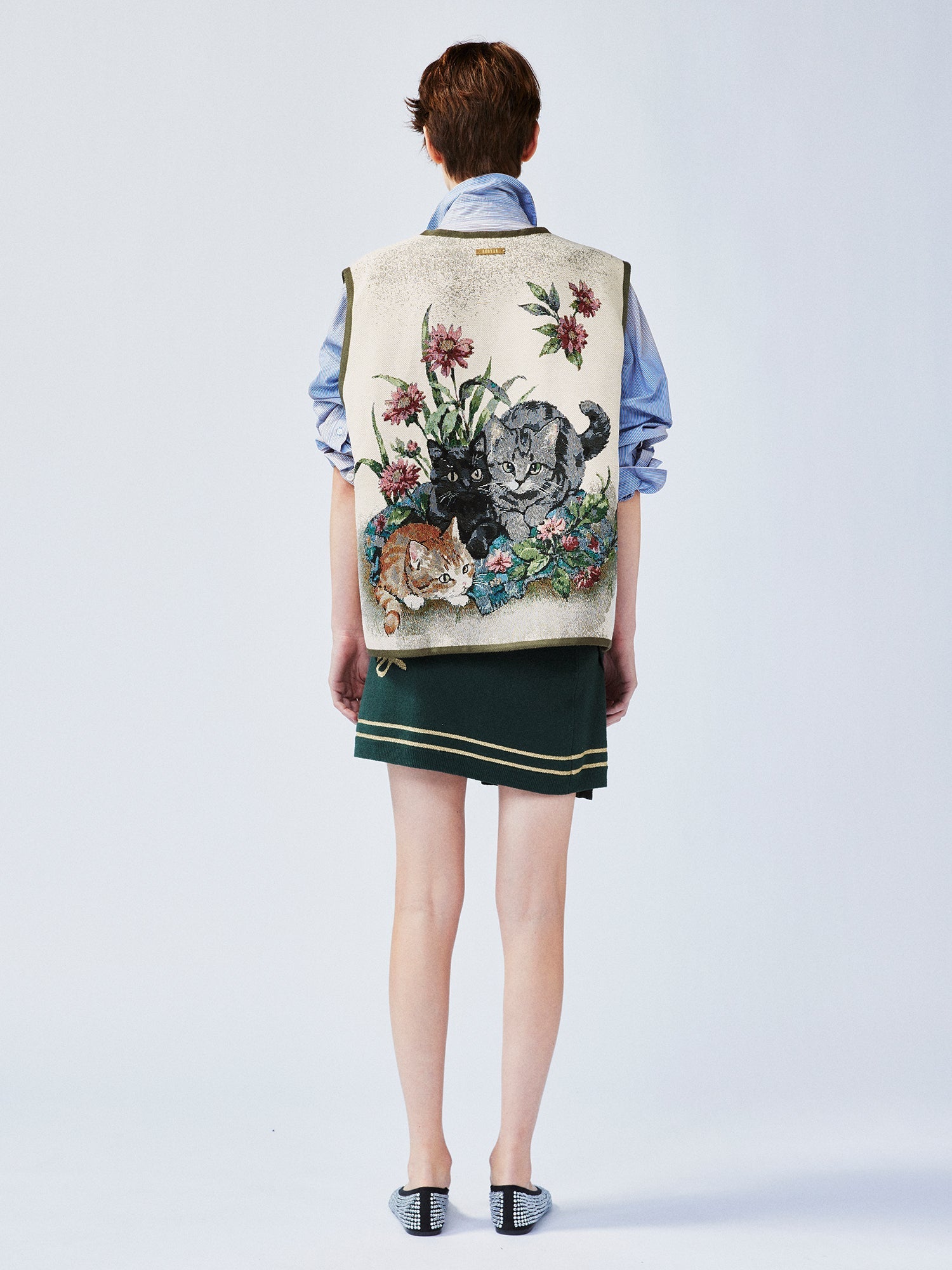 Charming and soothing garden cat pattern jacquard vest