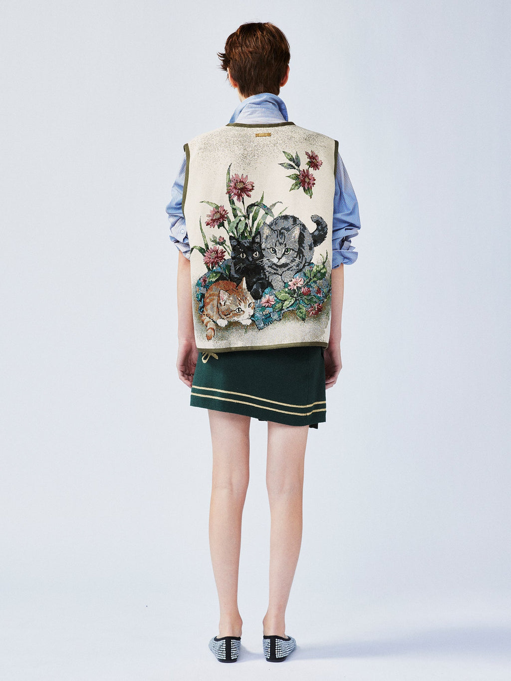 Charming and soothing garden cat pattern jacquard vest