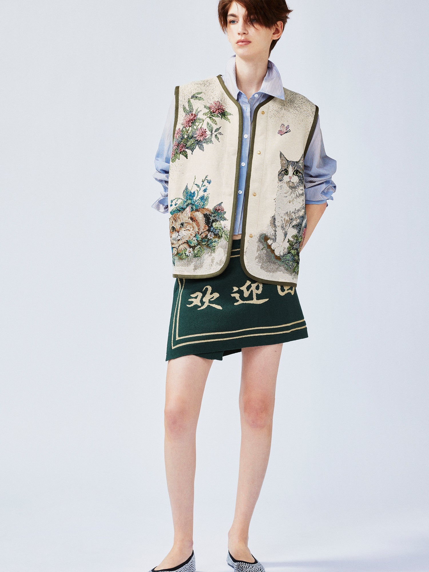 Charming and soothing garden cat pattern jacquard vest