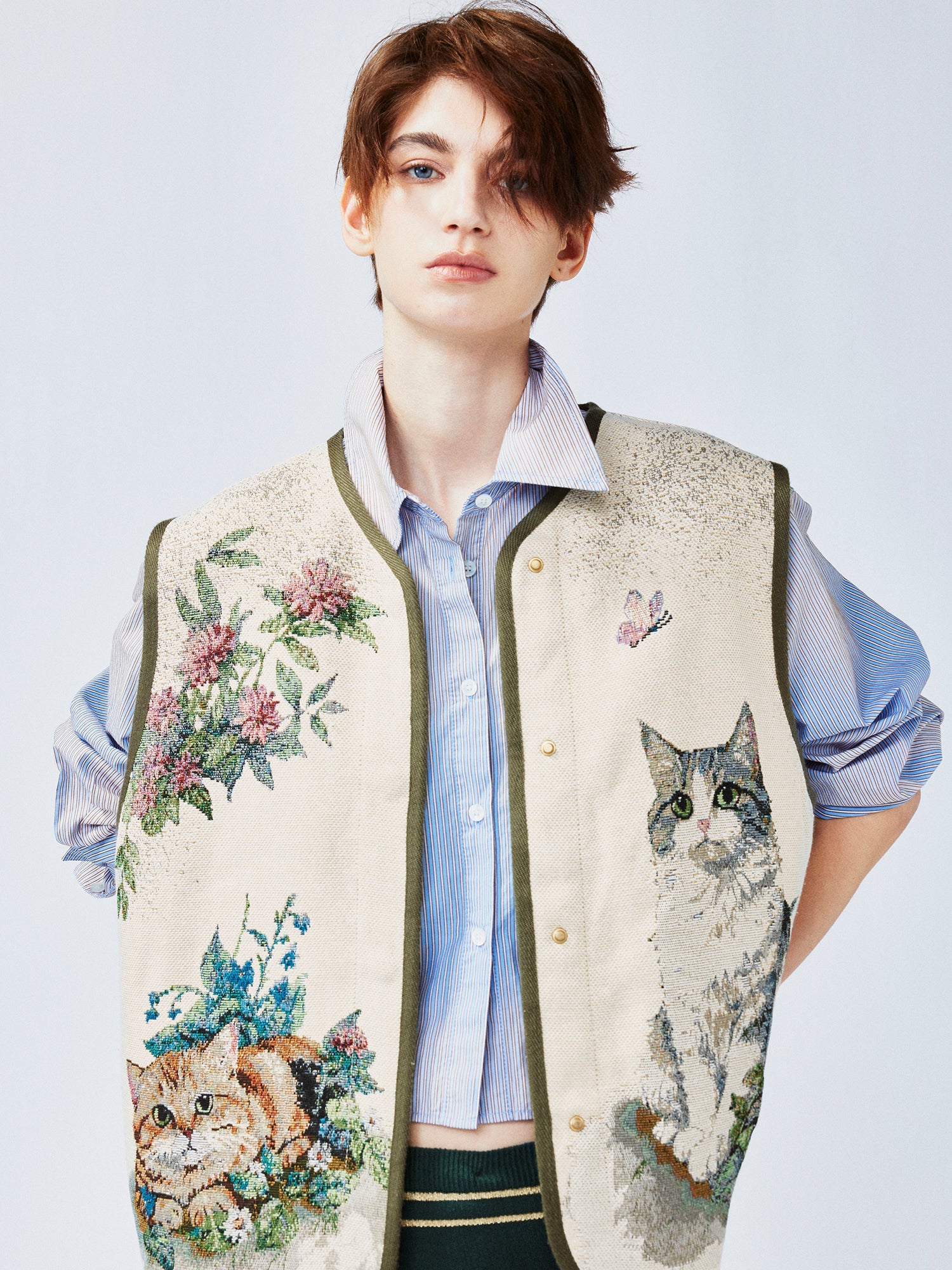 Charming and soothing garden cat pattern jacquard vest