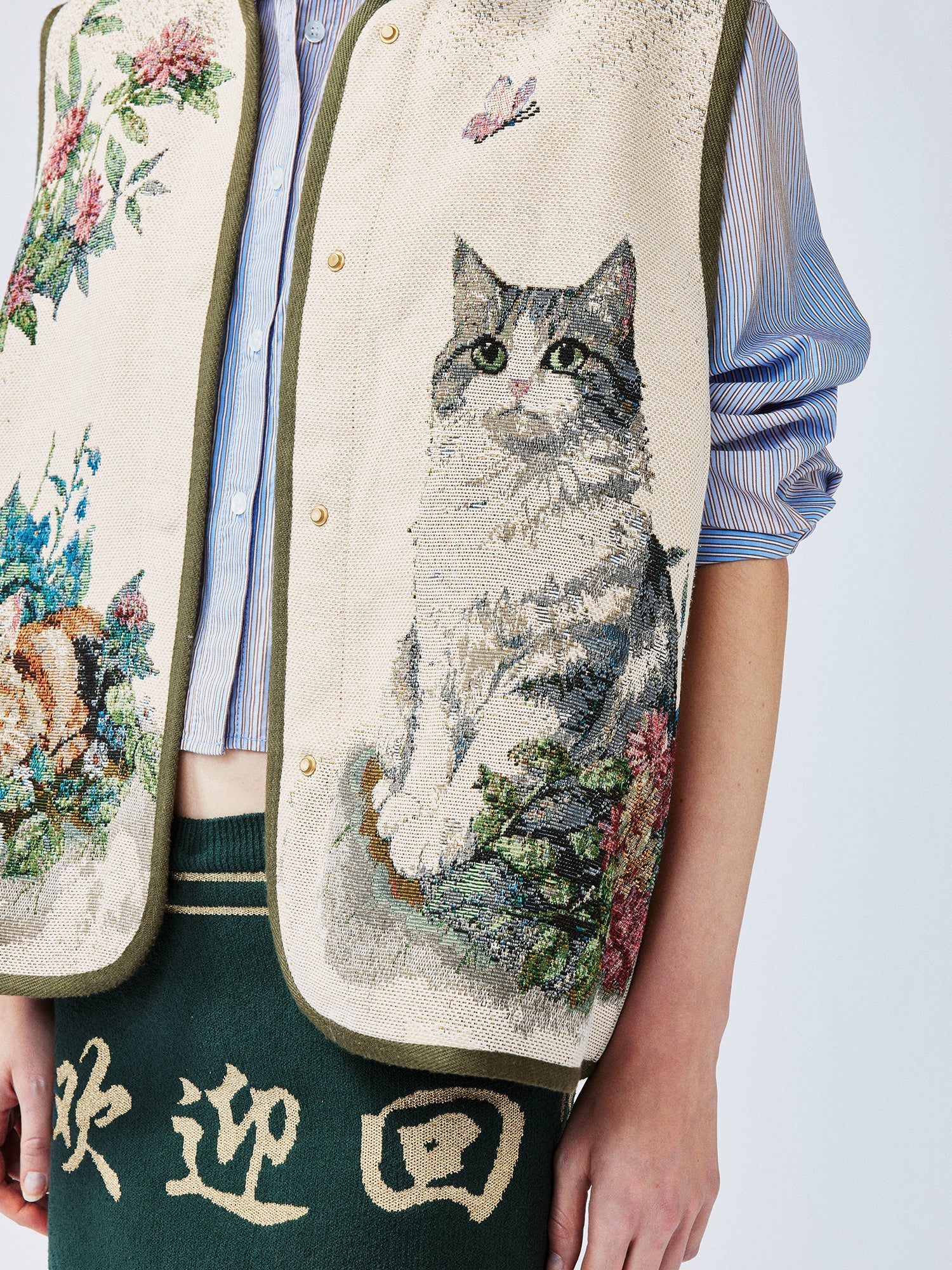 Charming and soothing garden cat pattern jacquard vest