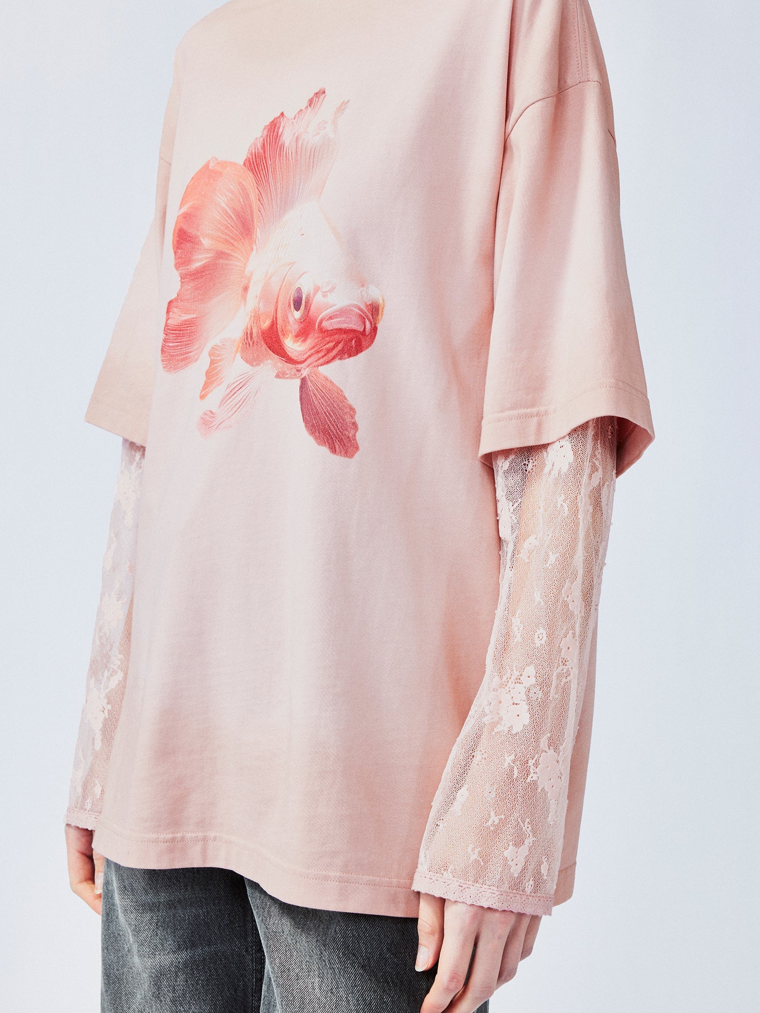 "Sweet and elegant" surreal goldfish layered-look T-shirt