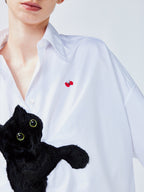 遊び心のある猫が蝶を追いかけるシャツ