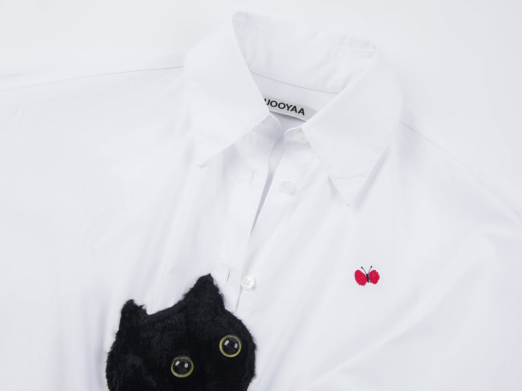 遊び心のある猫が蝶を追いかけるシャツ