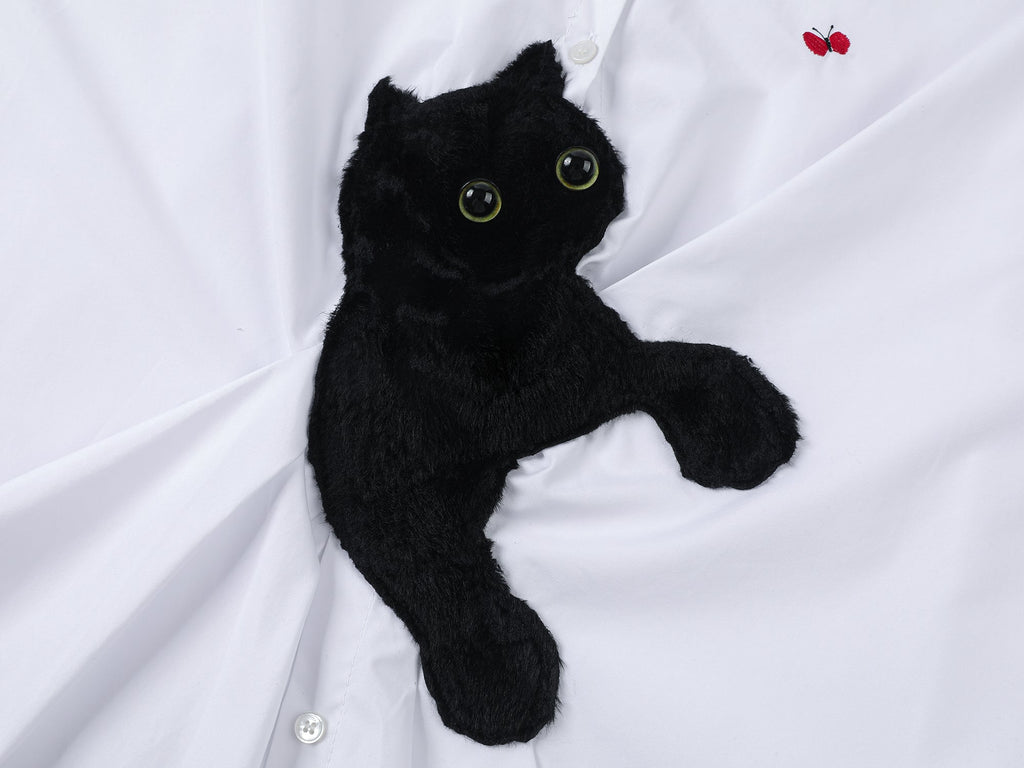 遊び心のある猫が蝶を追いかけるシャツ