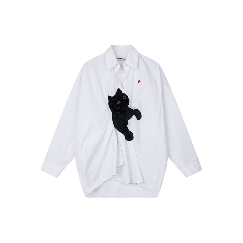 遊び心のある猫が蝶を追いかけるシャツ