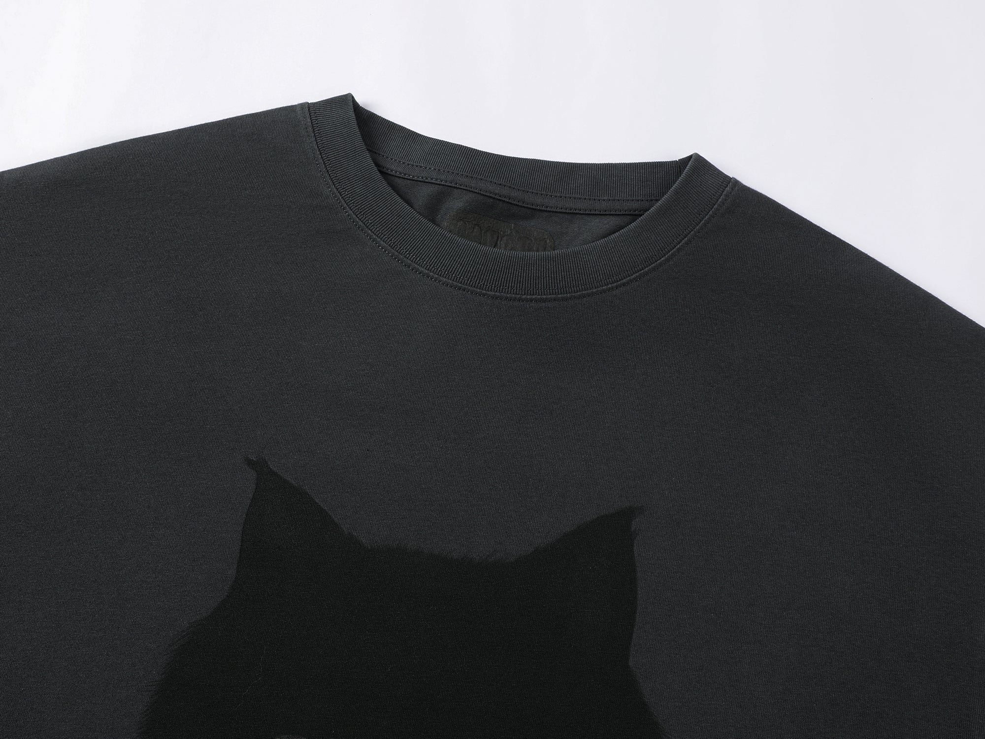 Chubby black cat faux two-piece T-shirt