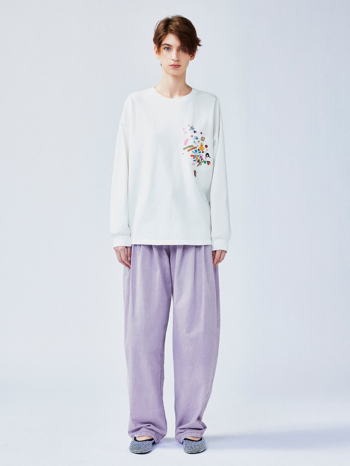 遊び心のあるステッカーパッチロングスリーブTシャツ