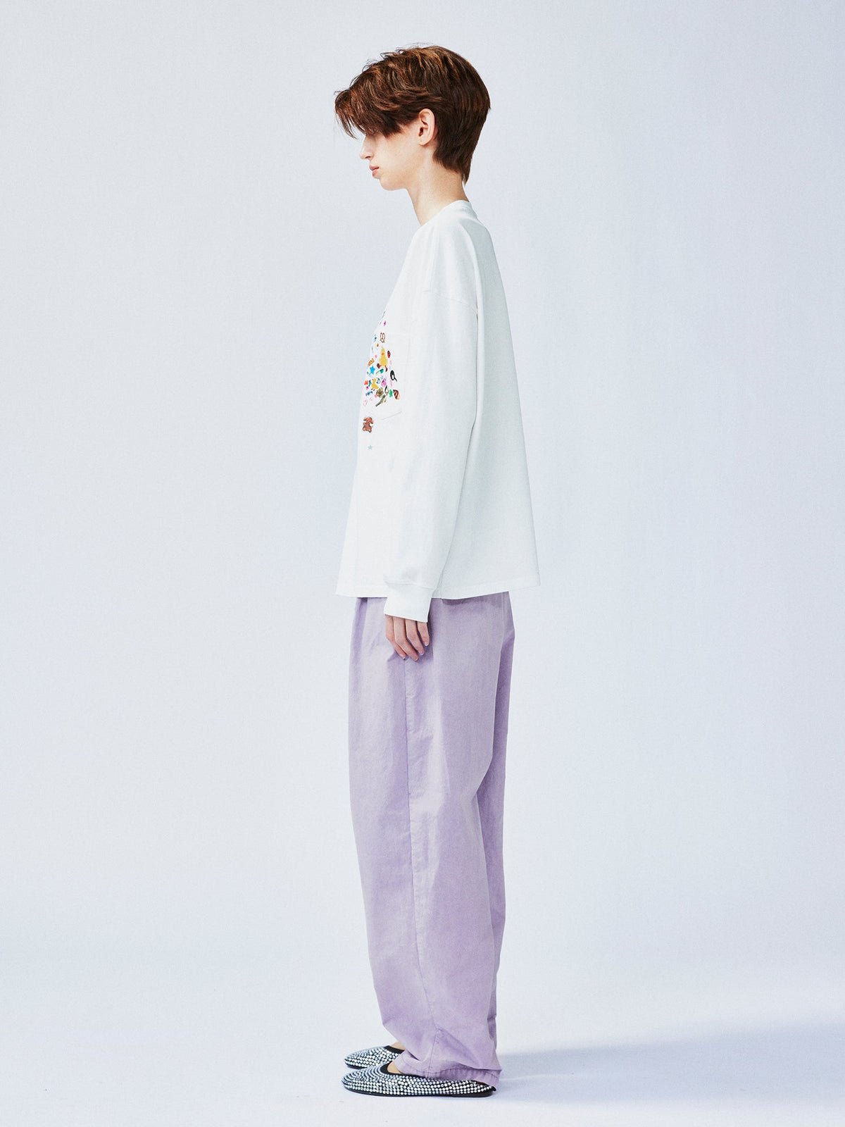 遊び心のあるステッカーパッチロングスリーブTシャツ