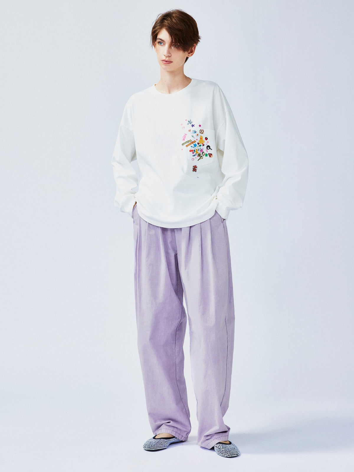 遊び心のあるステッカーパッチロングスリーブTシャツ