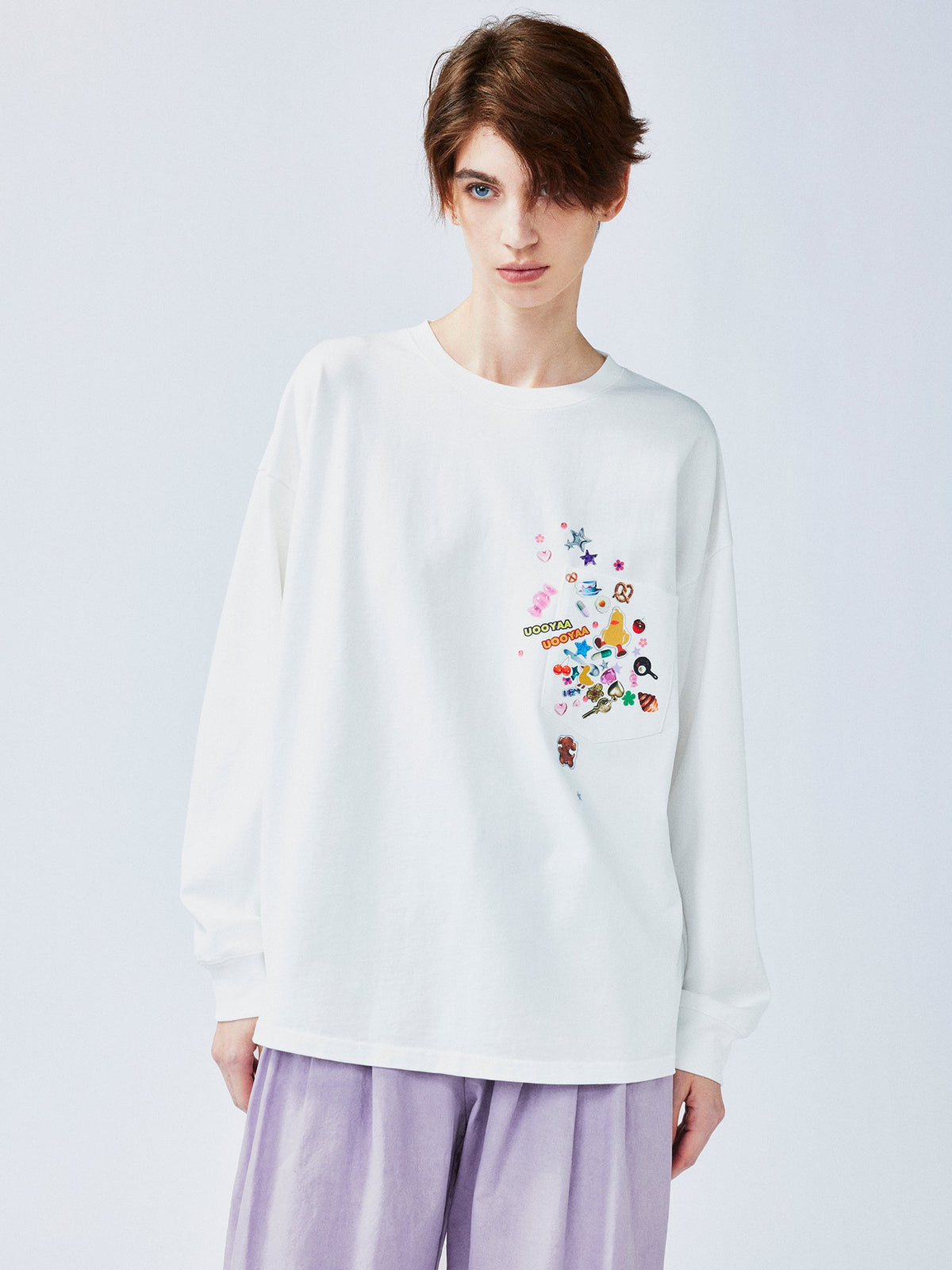 遊び心のあるステッカーパッチロングスリーブTシャツ