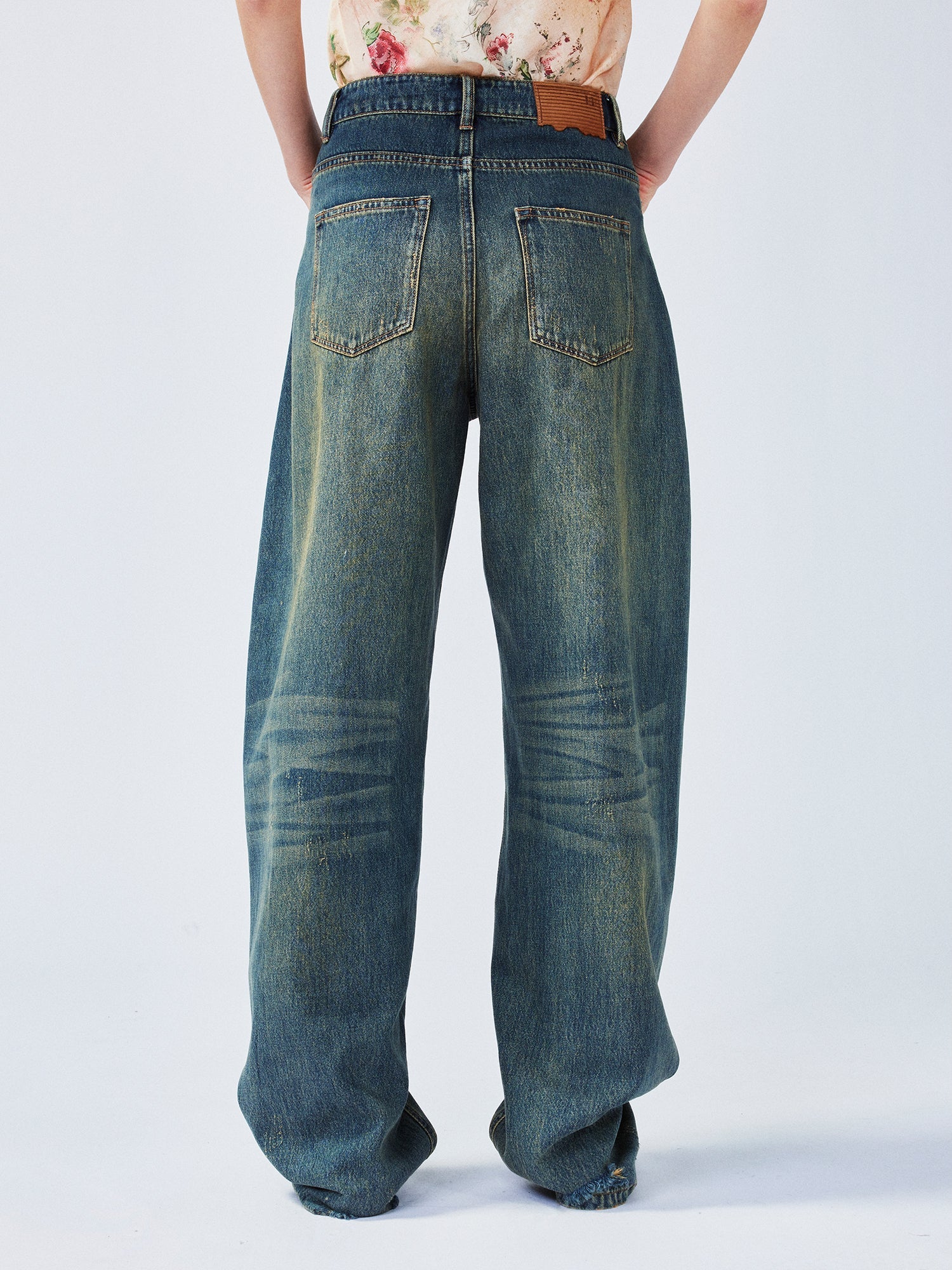 Wardrobe essential distressed wash scythe-cut jeans