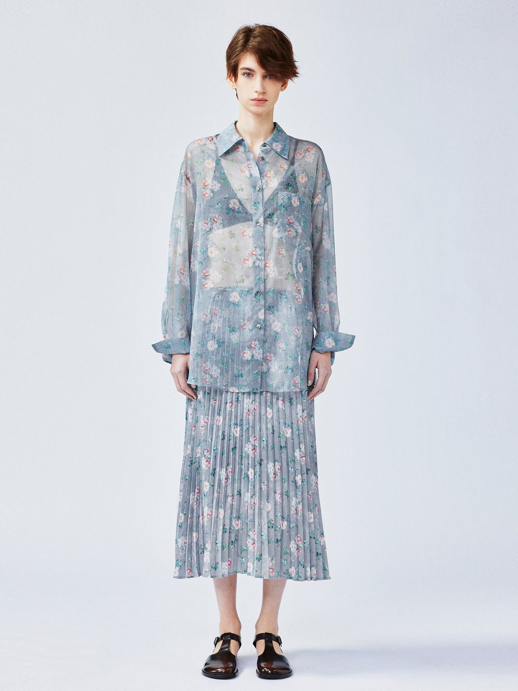 ロマンチックな壁紙の花柄シャツ