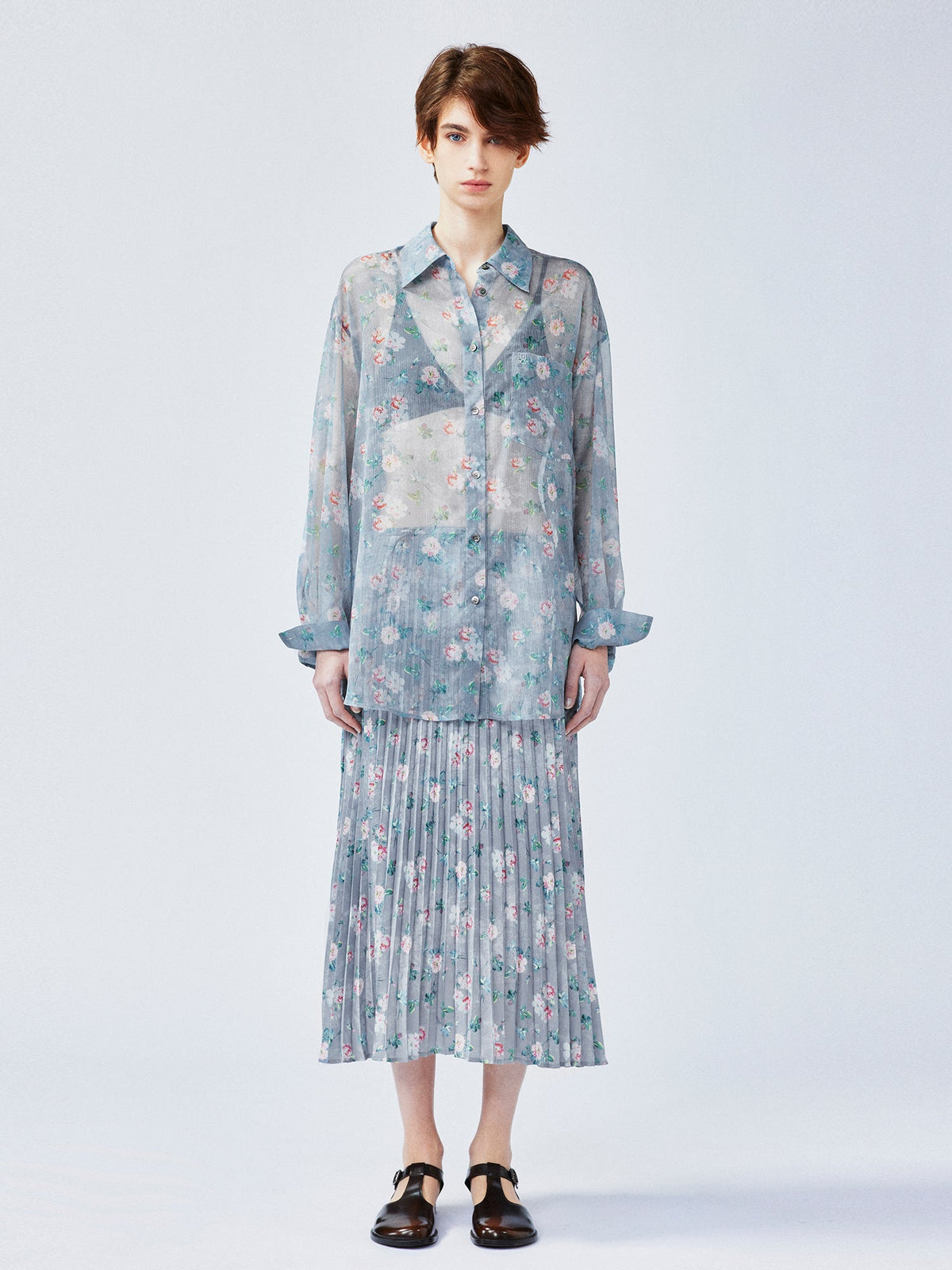 ロマンチックな壁紙の花柄シャツ