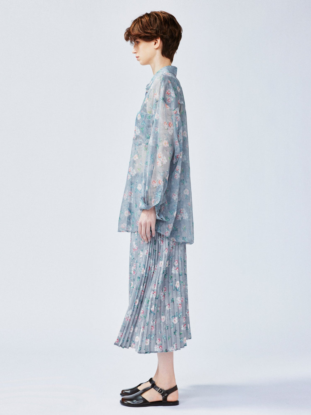 ロマンチックな壁紙の花柄シャツ