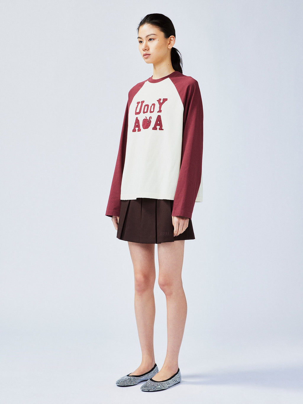 遊び心のあるアップルワームのラグランスリーブTシャツ