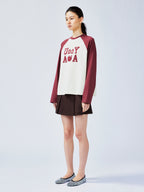 遊び心のあるアップルワームのラグランスリーブTシャツ