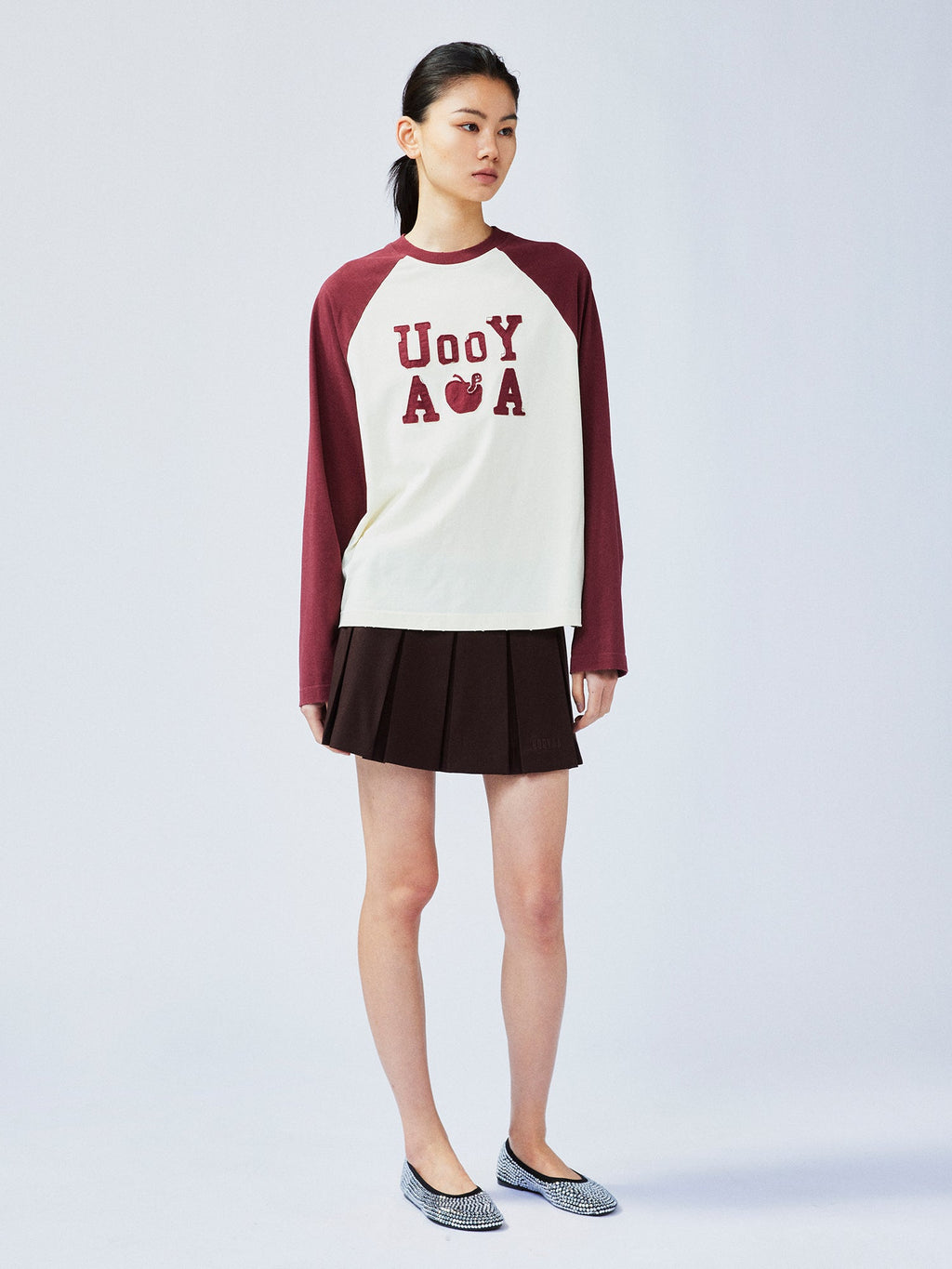 遊び心のあるアップルワームのラグランスリーブTシャツ