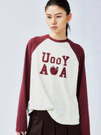 遊び心のあるアップルワームのラグランスリーブTシャツ