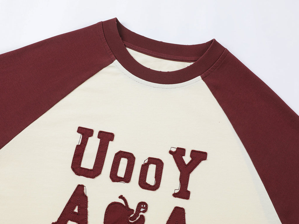 遊び心のあるアップルワームのラグランスリーブTシャツ