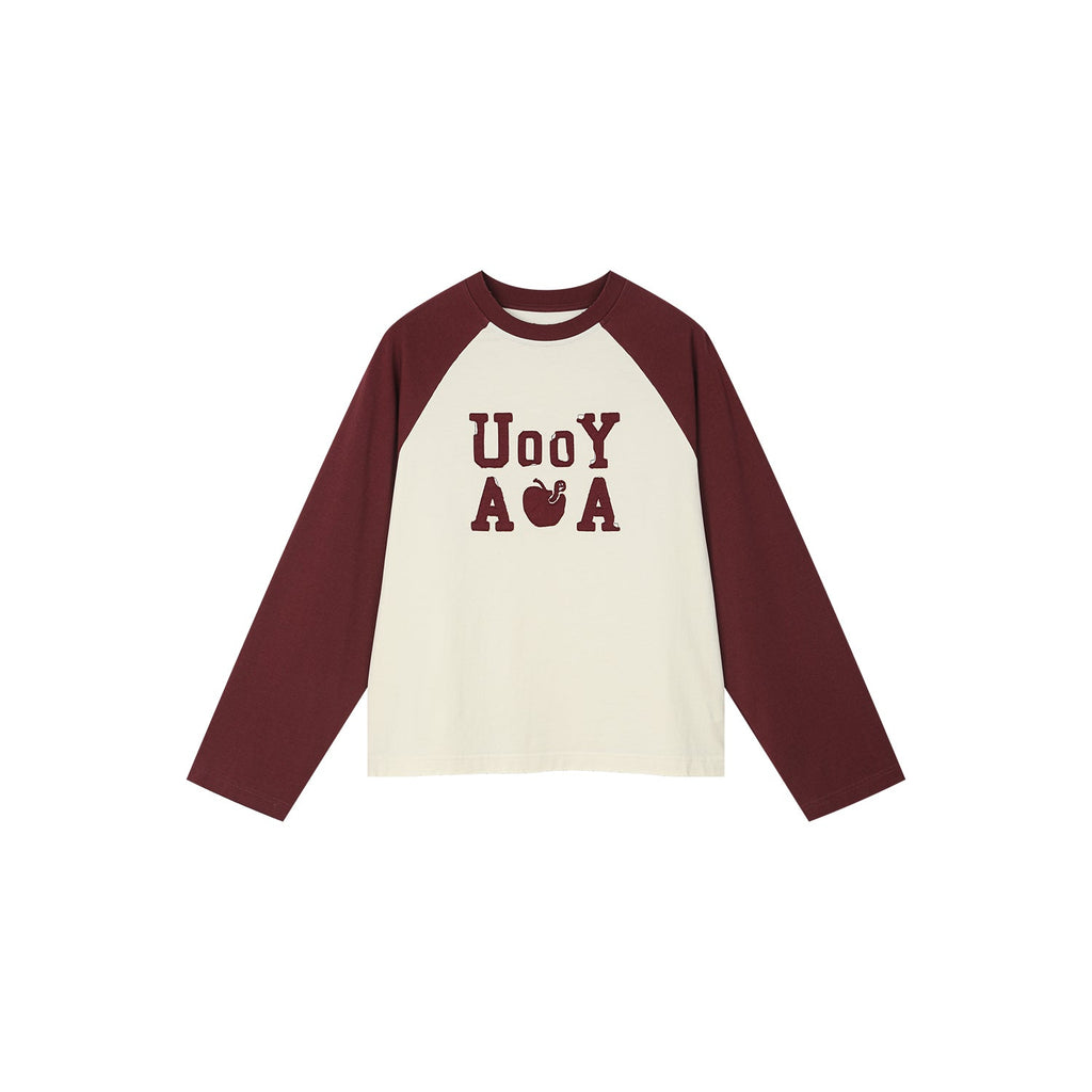 遊び心のあるアップルワームのラグランスリーブTシャツ