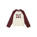 遊び心のあるアップルワームのラグランスリーブTシャツ