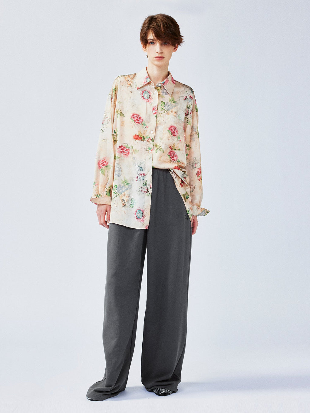 ヴィンテージの風合いのある壁紙の花柄シャツ