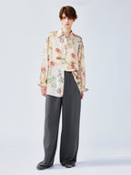 ヴィンテージの風合いのある壁紙の花柄シャツ