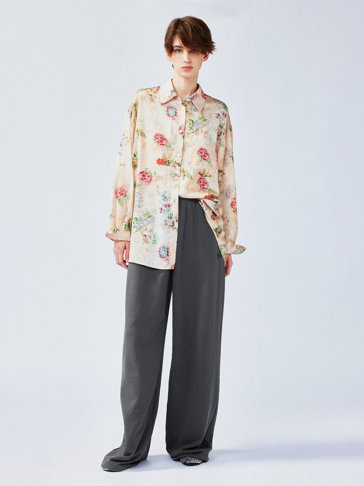 ヴィンテージの風合いのある壁紙の花柄シャツ