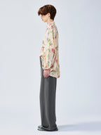 ヴィンテージの風合いのある壁紙の花柄シャツ