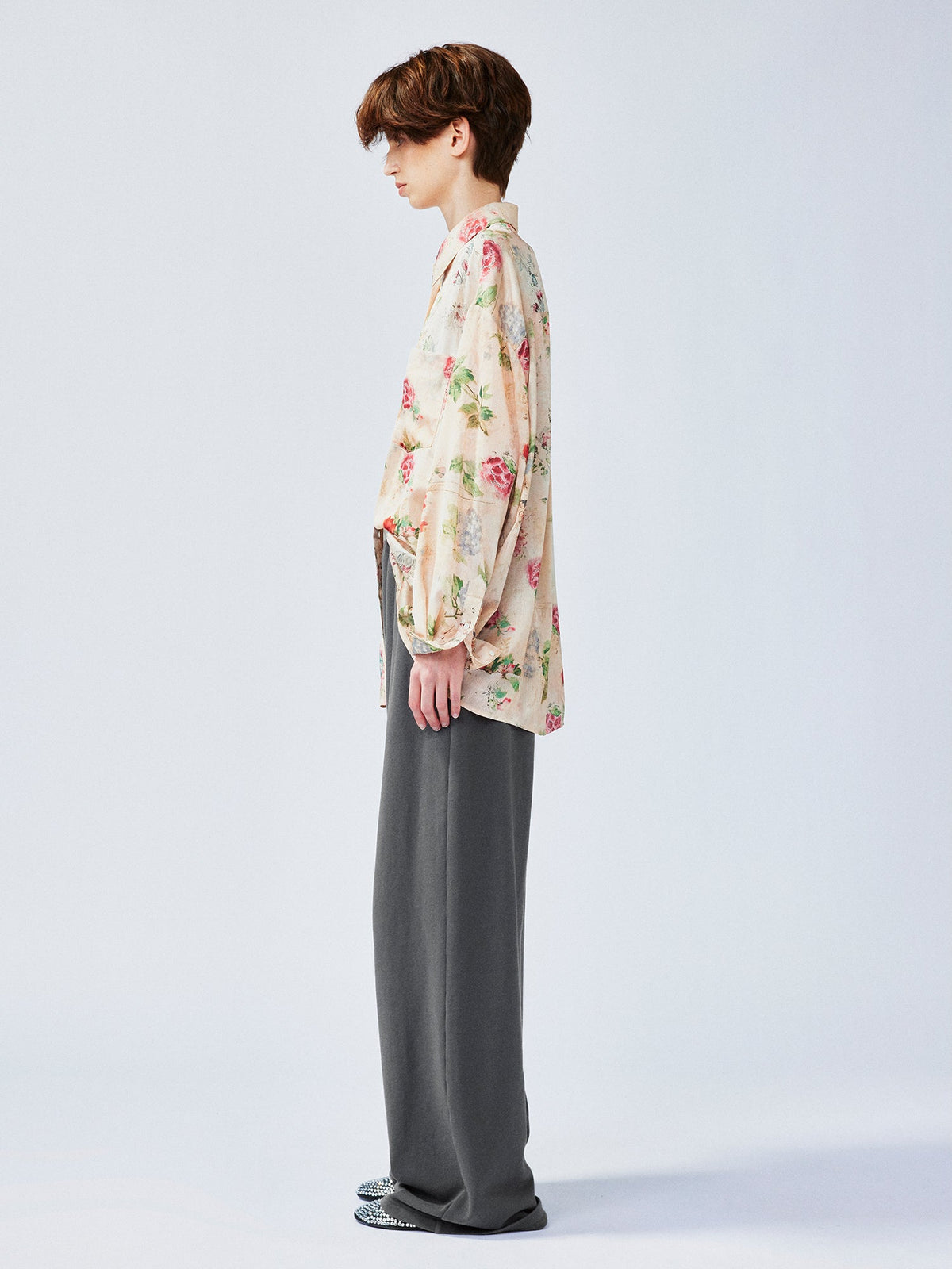 ヴィンテージの風合いのある壁紙の花柄シャツ