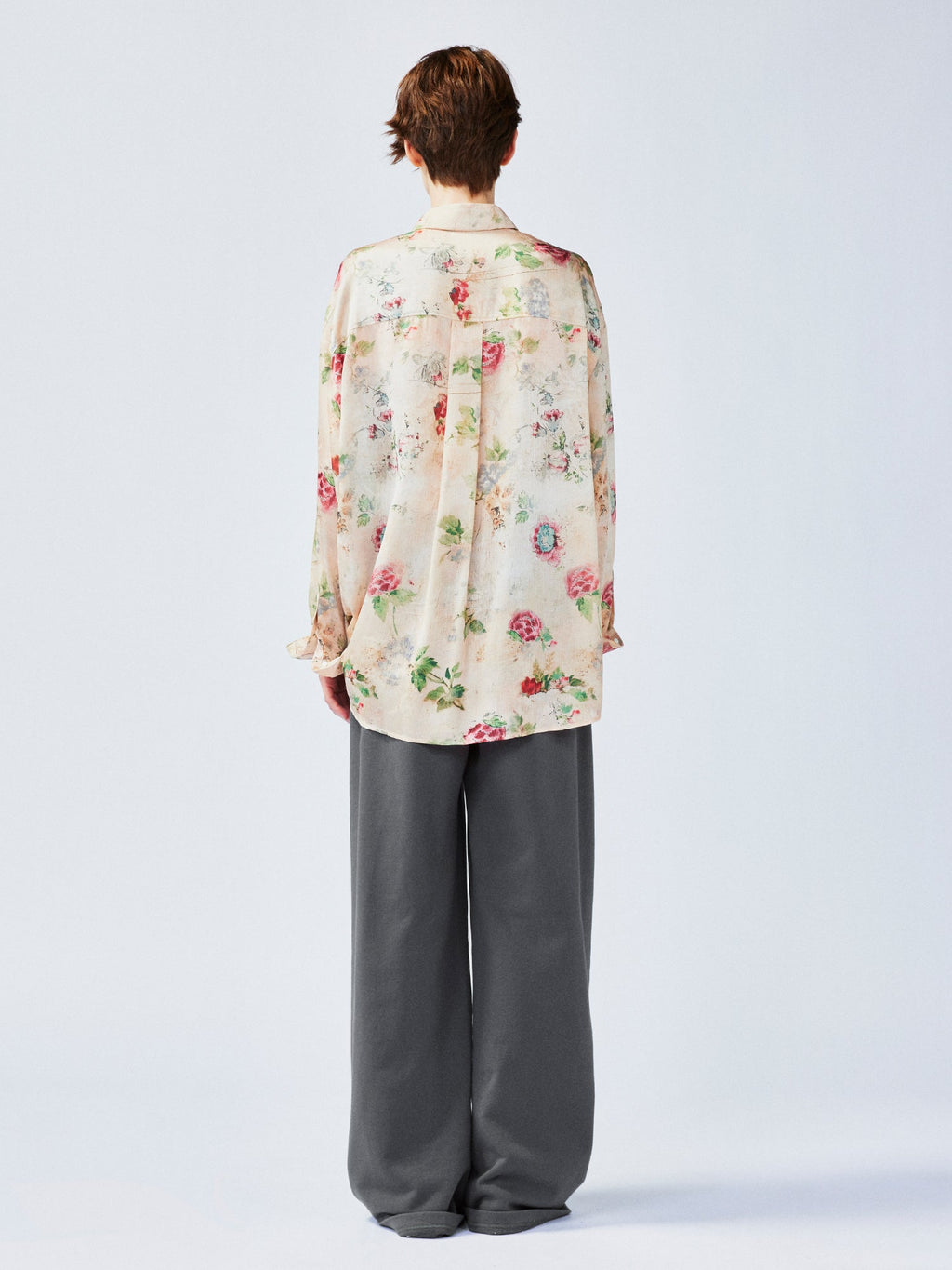 ヴィンテージの風合いのある壁紙の花柄シャツ