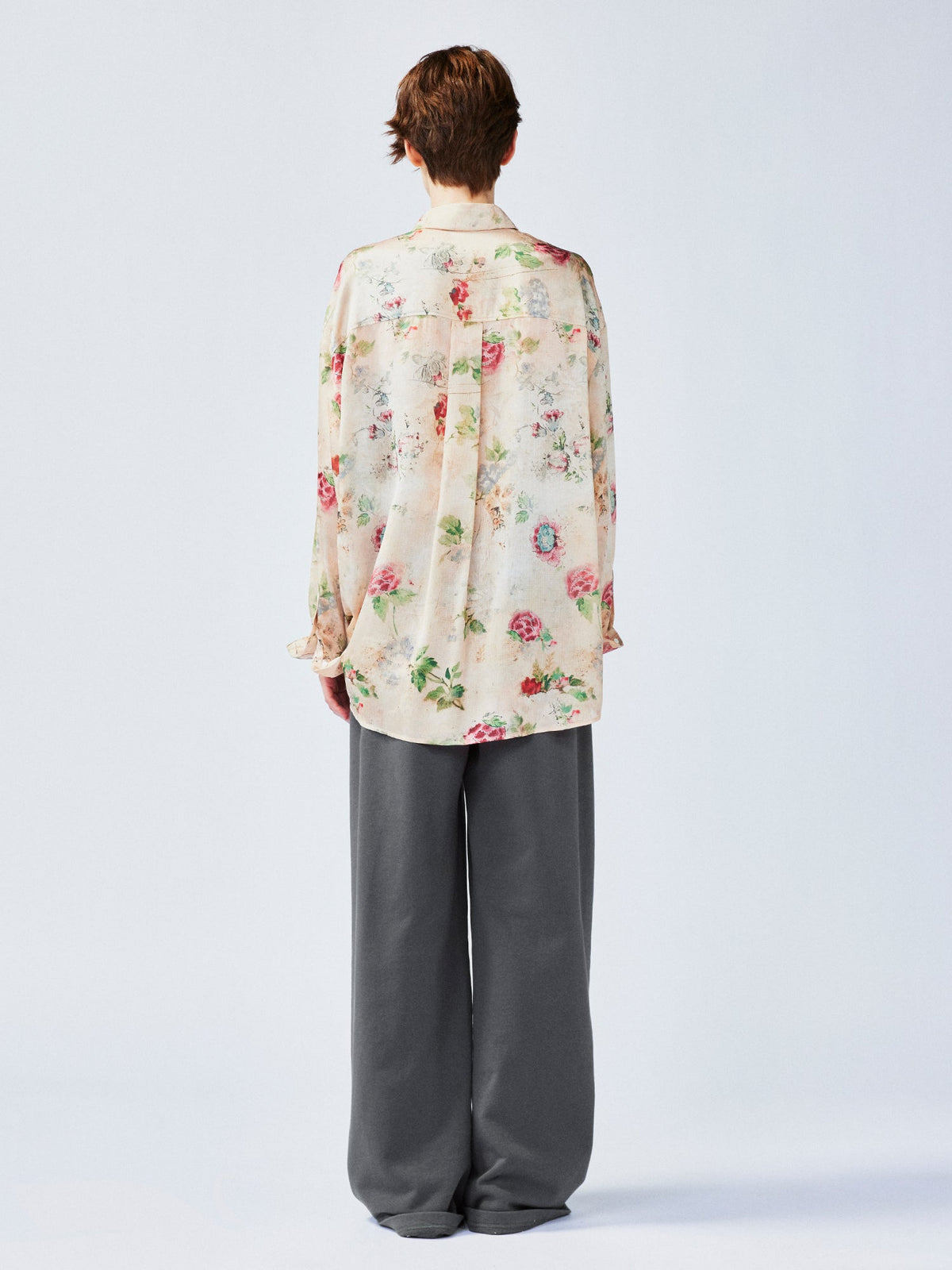 ヴィンテージの風合いのある壁紙の花柄シャツ