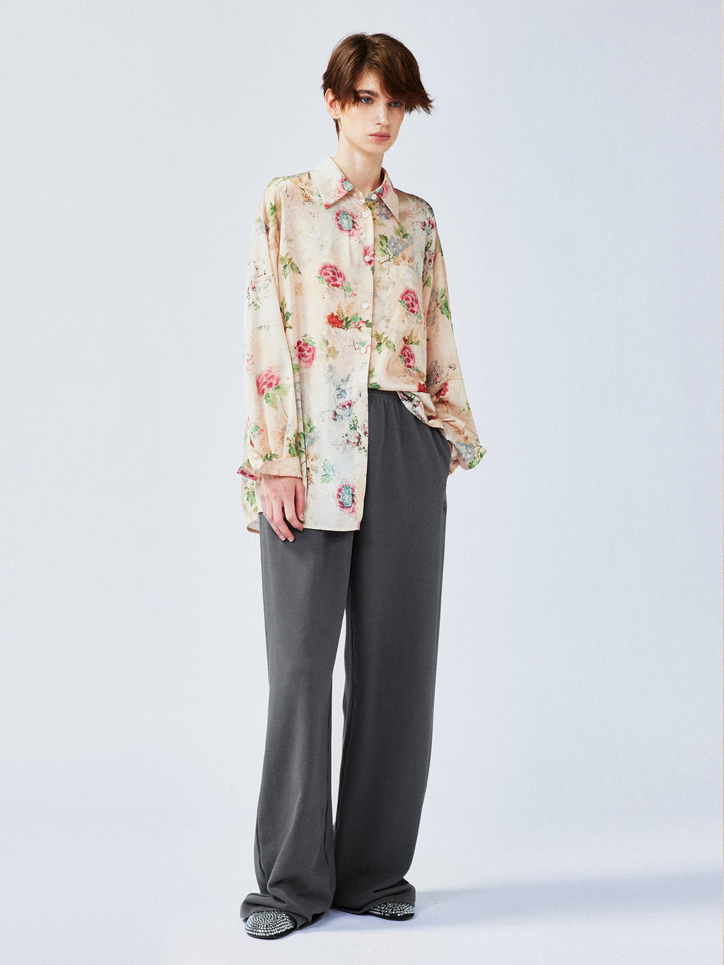 ヴィンテージの風合いのある壁紙の花柄シャツ