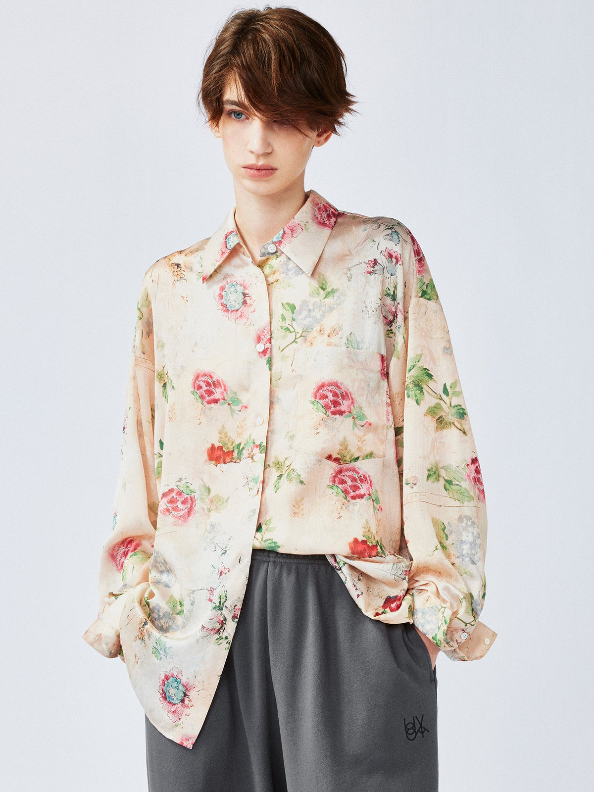 ヴィンテージの風合いのある壁紙の花柄シャツ