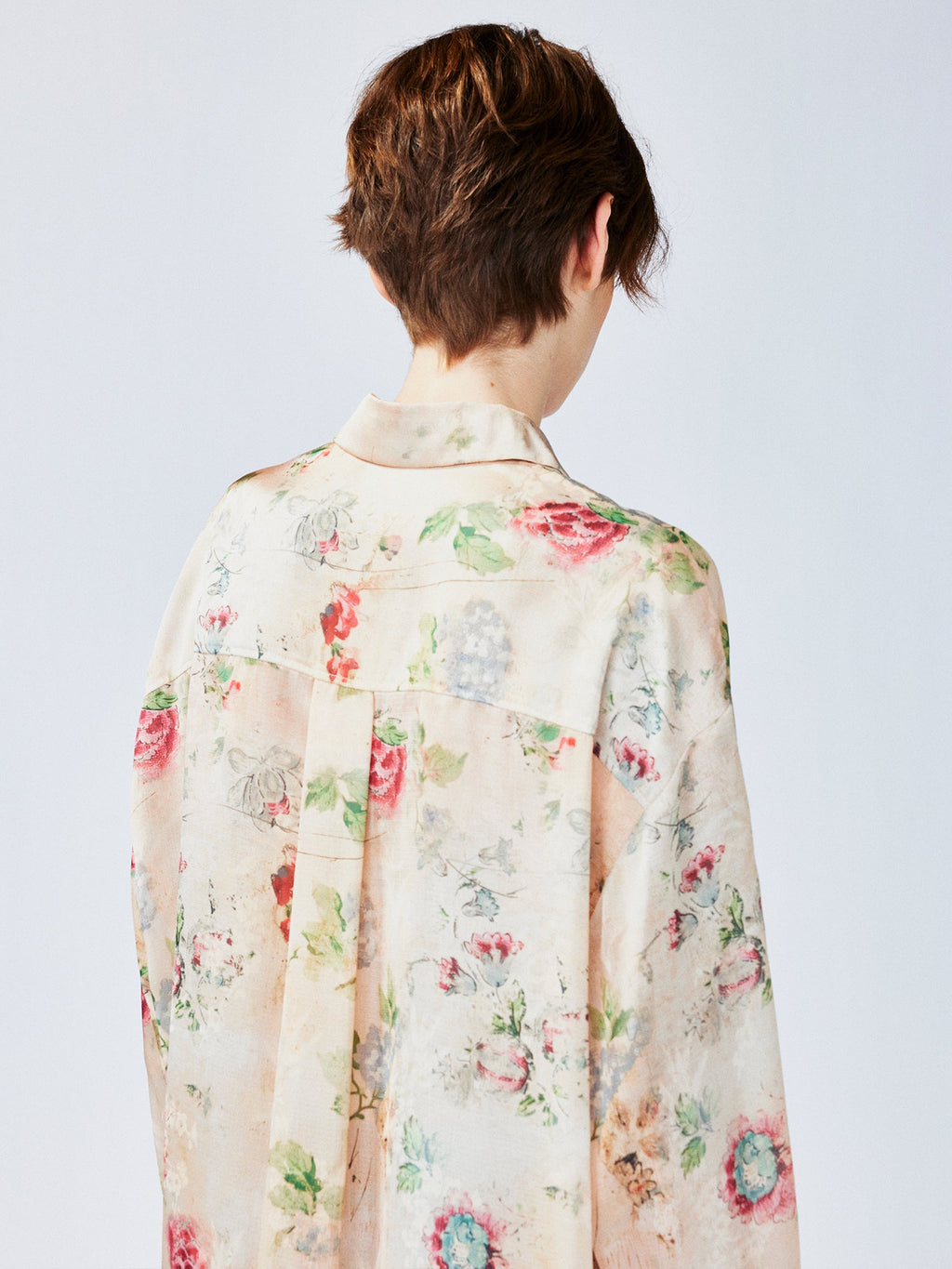 ヴィンテージの風合いのある壁紙の花柄シャツ