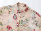 ヴィンテージの風合いのある壁紙の花柄シャツ