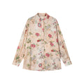 ヴィンテージの風合いのある壁紙の花柄シャツ