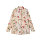 ヴィンテージの風合いのある壁紙の花柄シャツ