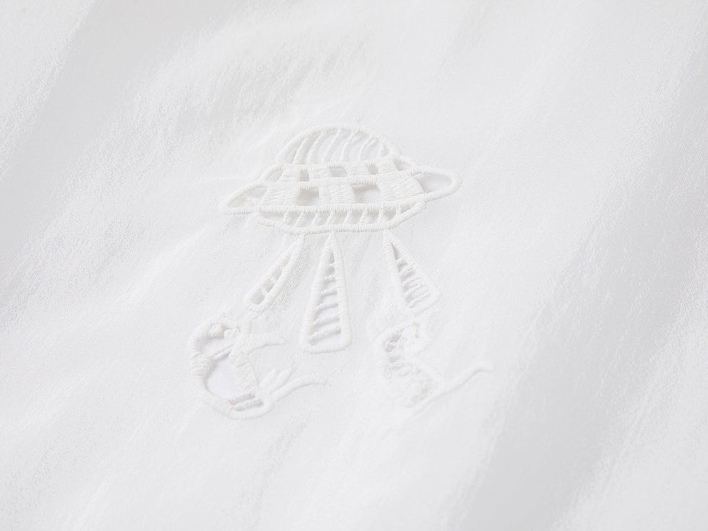 刺繍入りカットアウトフード付きシャツ