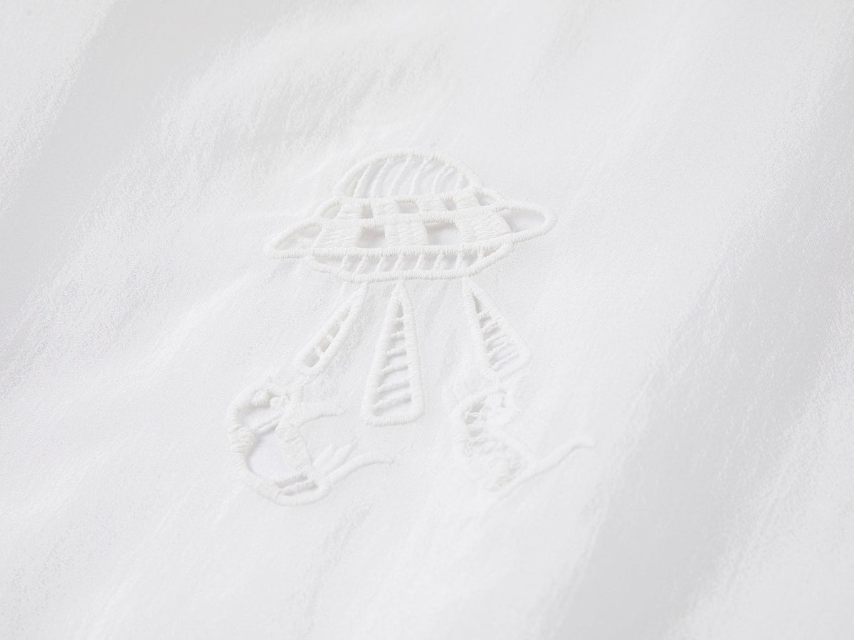 刺繍入りカットアウトフード付きシャツ