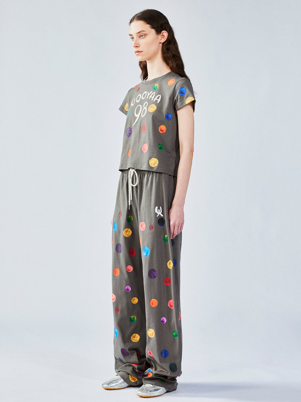絵画的な水玉模様のTシャツ