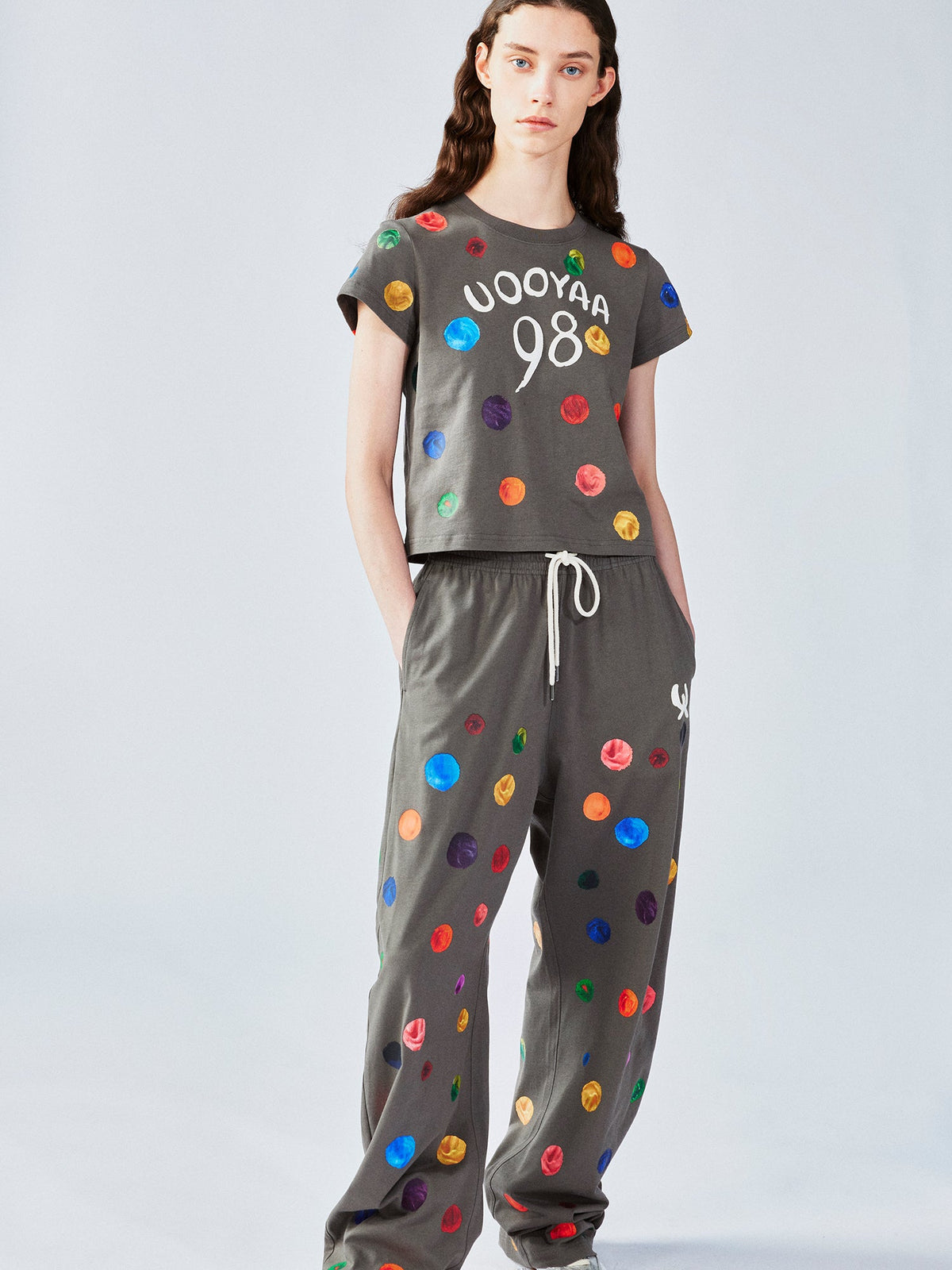 絵画的な水玉模様のTシャツ
