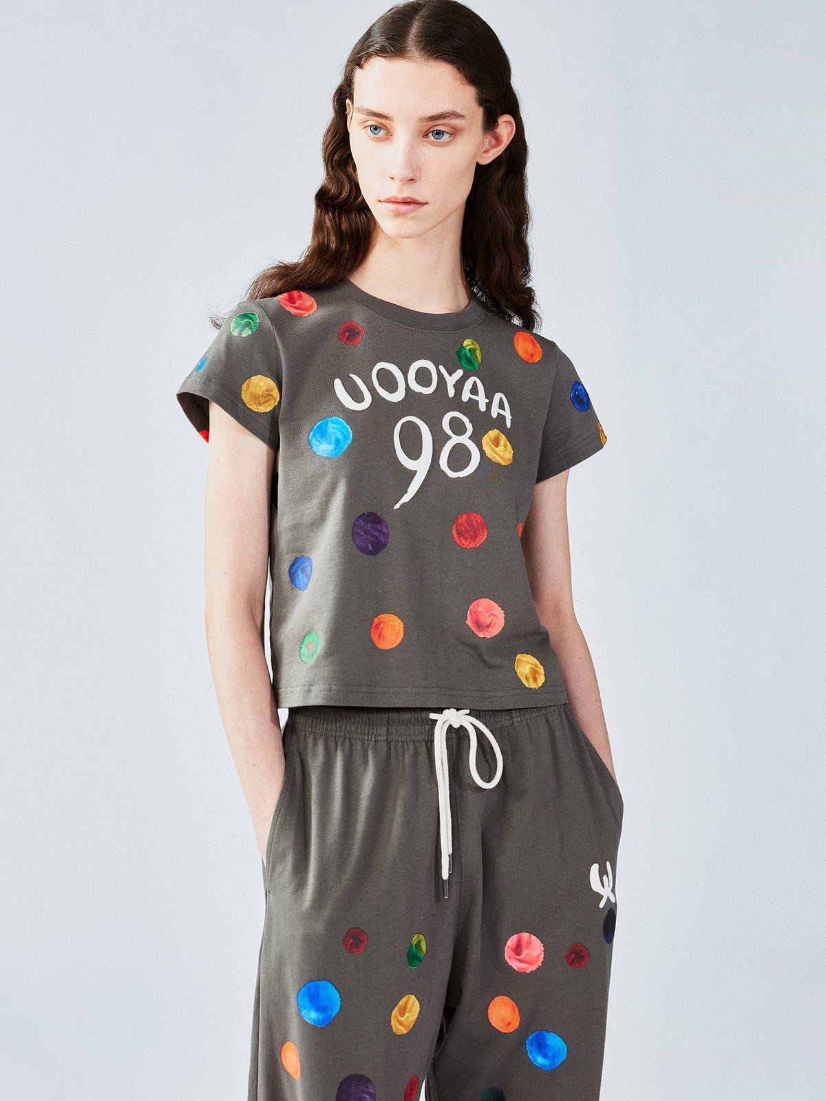絵画的な水玉模様のTシャツ